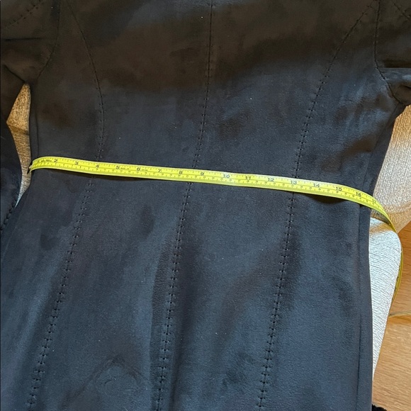 Chic Black Trench Coat with Faux Fur Trim - Picture 9 of 9